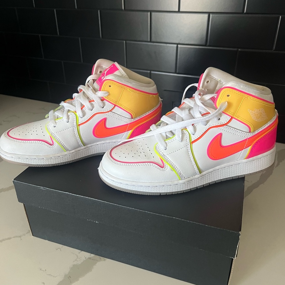 Nike Air Jordan 1Mid Edge Glow GS Design